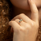 Zarter Damenring mit edlem Edelstein in 18kt Gelbgold – ideal als Geschenk oder Verlobungsring