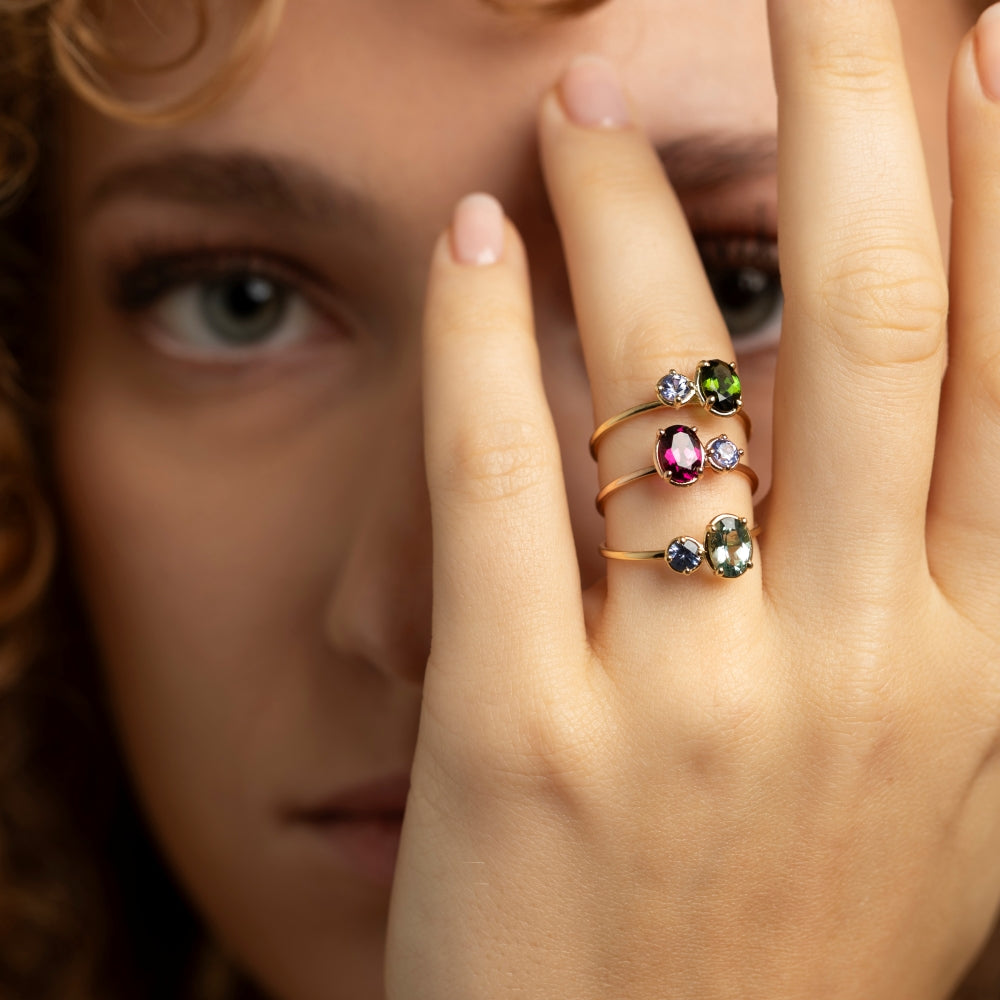 Zarter Goldring aus 18kt Gelbgold mit Royal Purple Granat und Saphir, handgefertigt und einzigartig