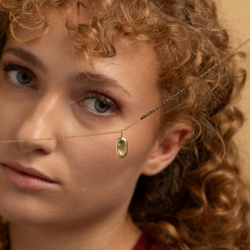 Lebensbaum, Eule oder Herz: Handgemachte Goldanhaenger mit Bedeutung, getragen an filigranen Goldketten.