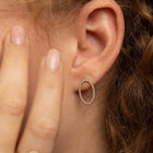 Feinste Goldohrringe mit leuchtenden Edelsteinen – inspiriert von der Natur, gefertigt in Innsbruck.