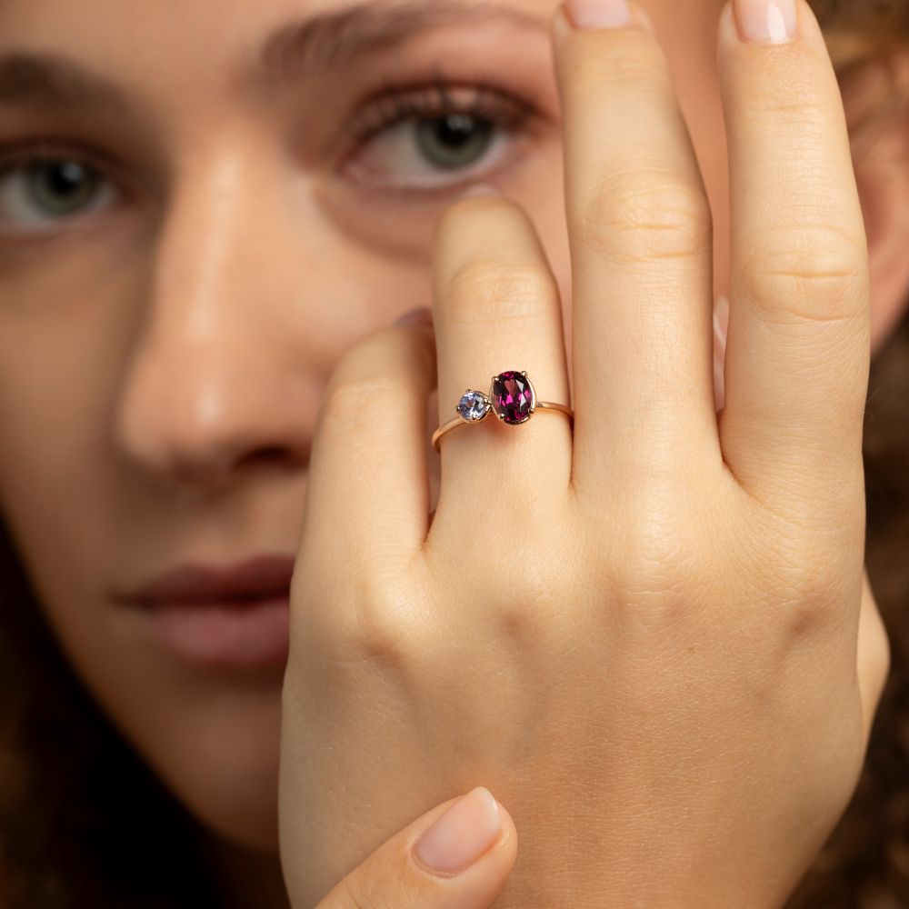 Goldring aus 18kt Gelbgold mit lila Royal Purple Granat und Saphir – farbintensiv und elegant