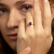 Goldring aus 18kt Gelbgold mit lila Royal Purple Granat und Saphir – farbintensiv und elegant