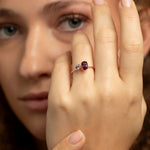 Goldring aus 18kt Gelbgold mit lila Royal Purple Granat und Saphir – farbintensiv und elegant