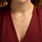 Ein Schmuckstueck mit Bedeutung: Goldkette mit Symbolanhaenger als persoenliches Geschenk fuer Herzensmenschen.