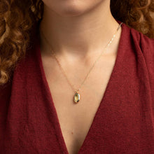 Jedes Stueck erzaehlt von Handwerk, Herkunft und Herz. Goldketten mit Anhaenger, gefertigt in Innsbruck.