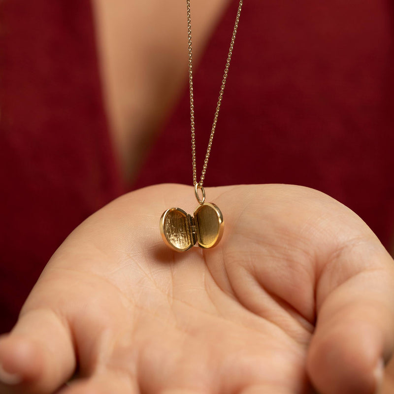 Ein Symbol der Liebe: Unsere Ahaenger an zarten Goldketten sind persoenlich, wertvoll und individuell.