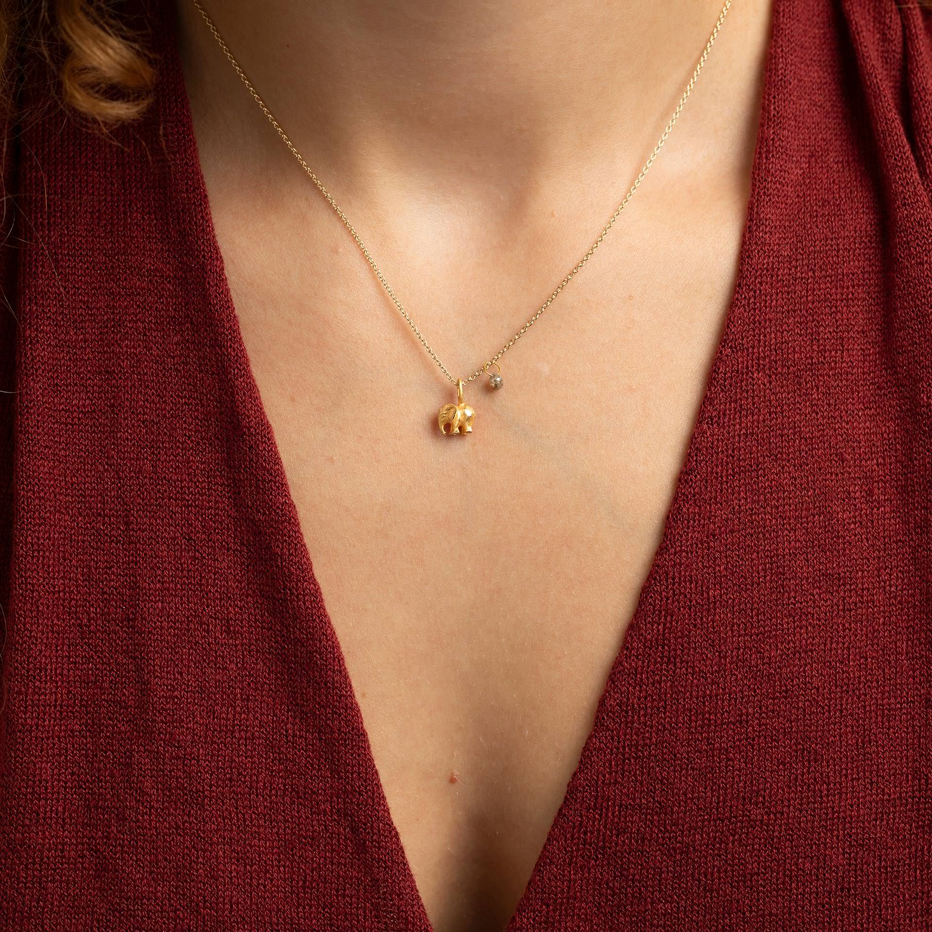 Ein Anhaenger mit Bedeutung – kombiniert mit einer feinen Goldkette. Hochwertig verarbeitet, nachhaltig produziert.