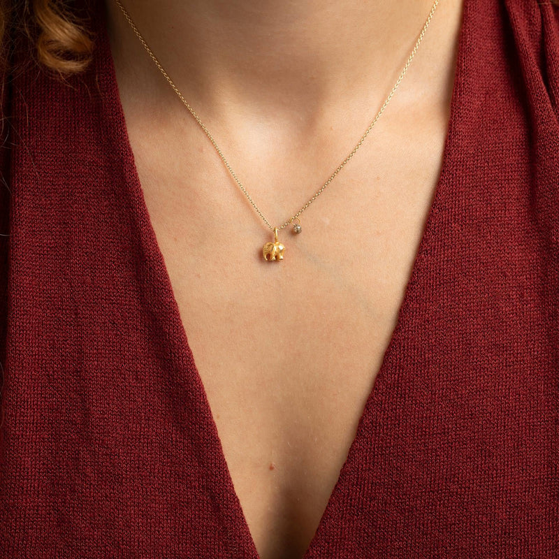 Ein Anhaenger mit Bedeutung – kombiniert mit einer feinen Goldkette. Hochwertig verarbeitet, nachhaltig produziert.