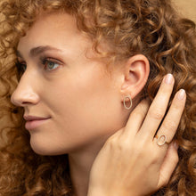 Funkelnde Edelsteine in feinstem Gold gefasst. Unsere Ohrringe sind kleine Kunstwerke mit Charakter.