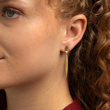 Leuchtendes Gruen trifft auf feinstes Gold – unsere Smaragd-Ohrringe sind zarte Begleiter mit Charakter.