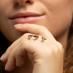 Unikat-Ring mit leuchtend gruenem Turmalin und Saphir, in 18kt Gelbgold gefasst