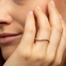 Ein Memoryring aus Gold als Symbol besonderer Momente. Der Memoryring Welle wird in feinster Handarbeit gefertigt und verbindet zeitloses Design mit moderner Goldschmiedekunst aus Tirol.
