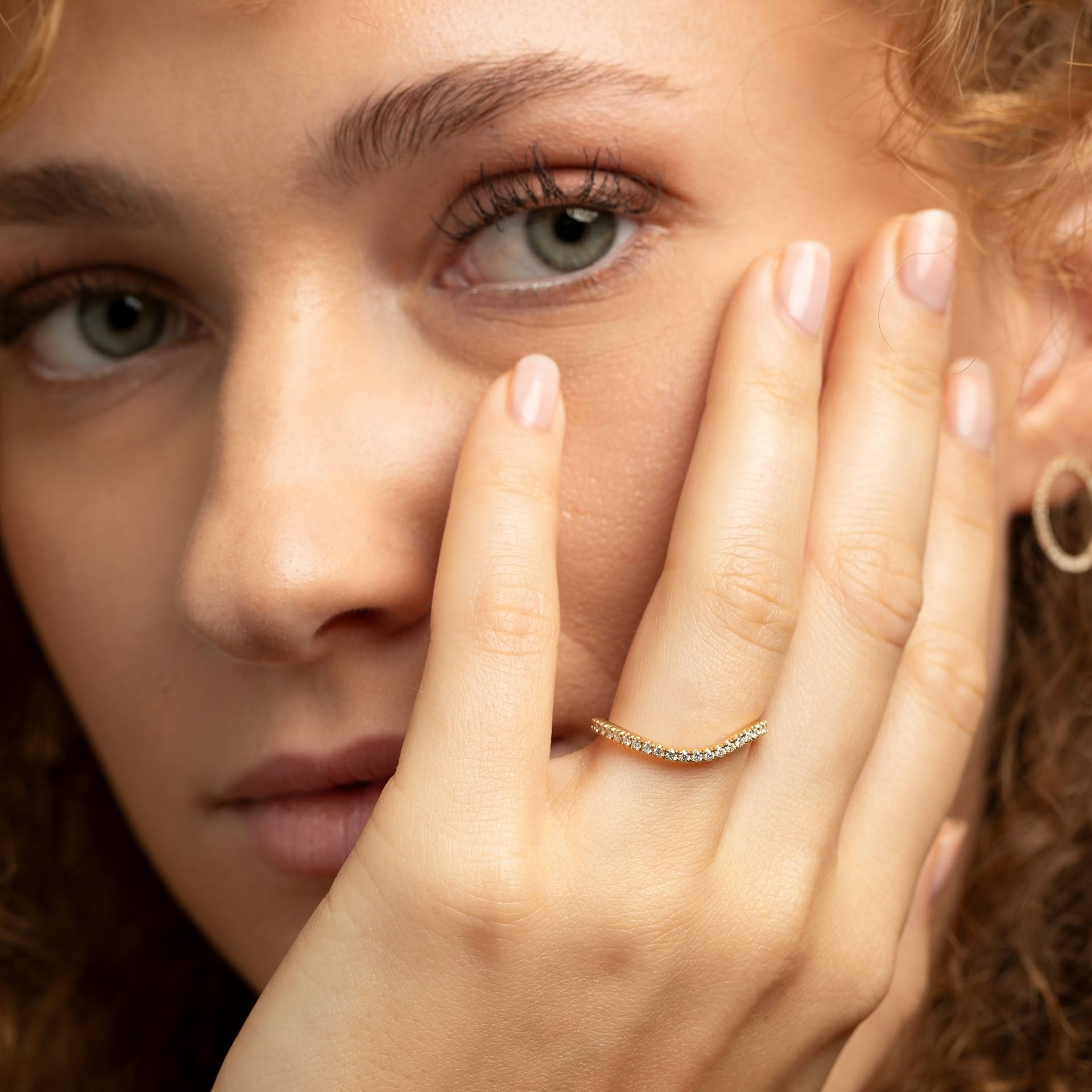 Der Memoryring Welle aus Gold steht fuer Bewegung, Erinnerung und Verbundenheit. Handgefertigt in der Goldschmiede Moelk in Innsbruck entsteht ein einzigartiges Unikat mit funkelnden Diamanten.