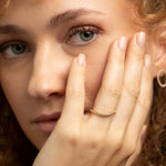 Der Memoryring Welle aus Gold steht fuer Bewegung, Erinnerung und Verbundenheit. Handgefertigt in der Goldschmiede Moelk in Innsbruck entsteht ein einzigartiges Unikat mit funkelnden Diamanten.