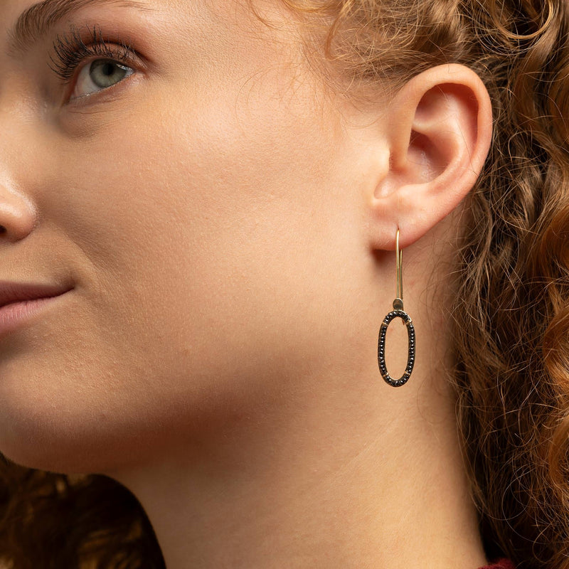 Jedes Paar ein handgefertigtes Unikat. Ohrstecker aus 18kt Gold mit einzigartiger Note.