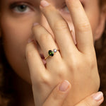 Leuchtender gruener Edelsteinring aus 18kt Gold, handgefertigt mit Turmalin und Saphir