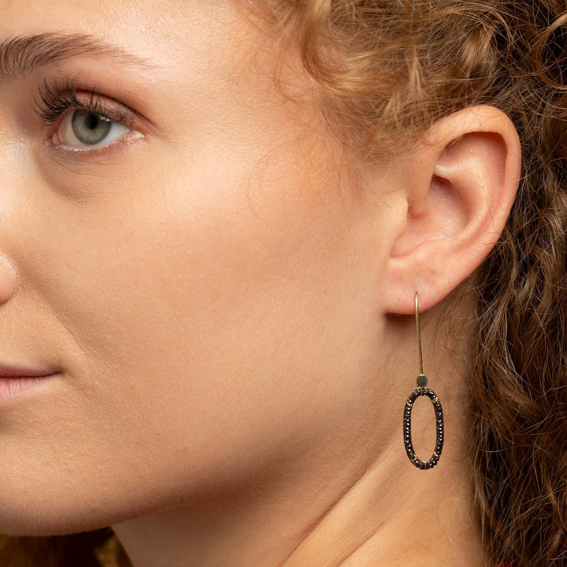 Unsere Ohrringe sind Begleiter fuer jeden Tag. Dezent oder ausdrucksstark – immer mit Stil.