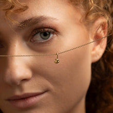Ein Hauch von Freiheit und Natur: Boho-inspirierte Anhaenger aus 18kt Gold an handgefertigten Ketten.