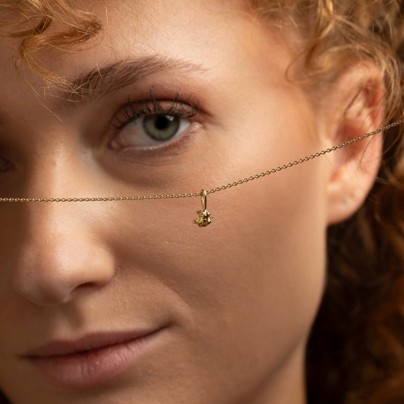 Ein Hauch von Freiheit und Natur: Boho-inspirierte Anhaenger aus 18kt Gold an handgefertigten Ketten.