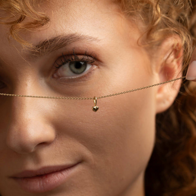 Ein Symbol der Liebe: Unsere Herzanhaenger an zarten Goldketten sind persoenlich, wertvoll und individuell.

