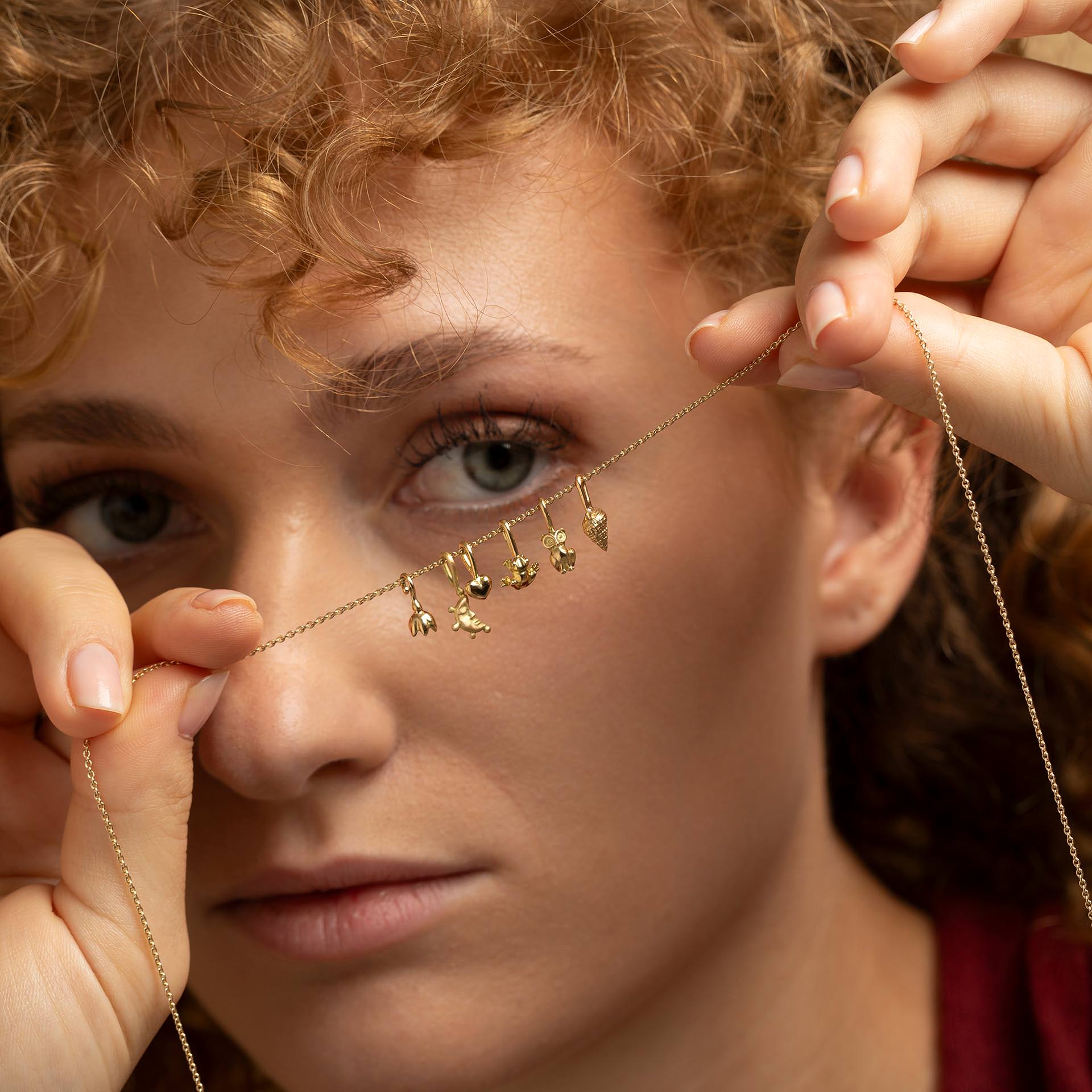 Edle Ketten mit Symbolik und Bedeutung | Goldschmiede Moelk
Ob Schutz, Liebe oder Erinnerung – unsere Anhaenger geben der Goldkette Charakter und Emotion.