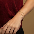 Feine Materialien, starke Symbolik: Handgemachte Armbänder mit Edelsteinen und echtem Gold.