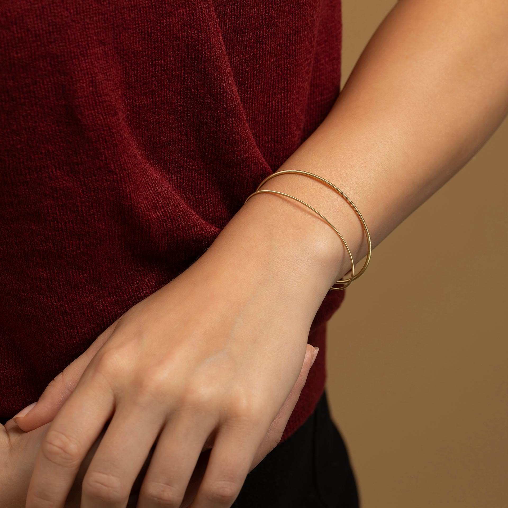 Feine Materialien, starke Symbolik: Handgemachte Armbänder mit Edelsteinen und echtem Gold.