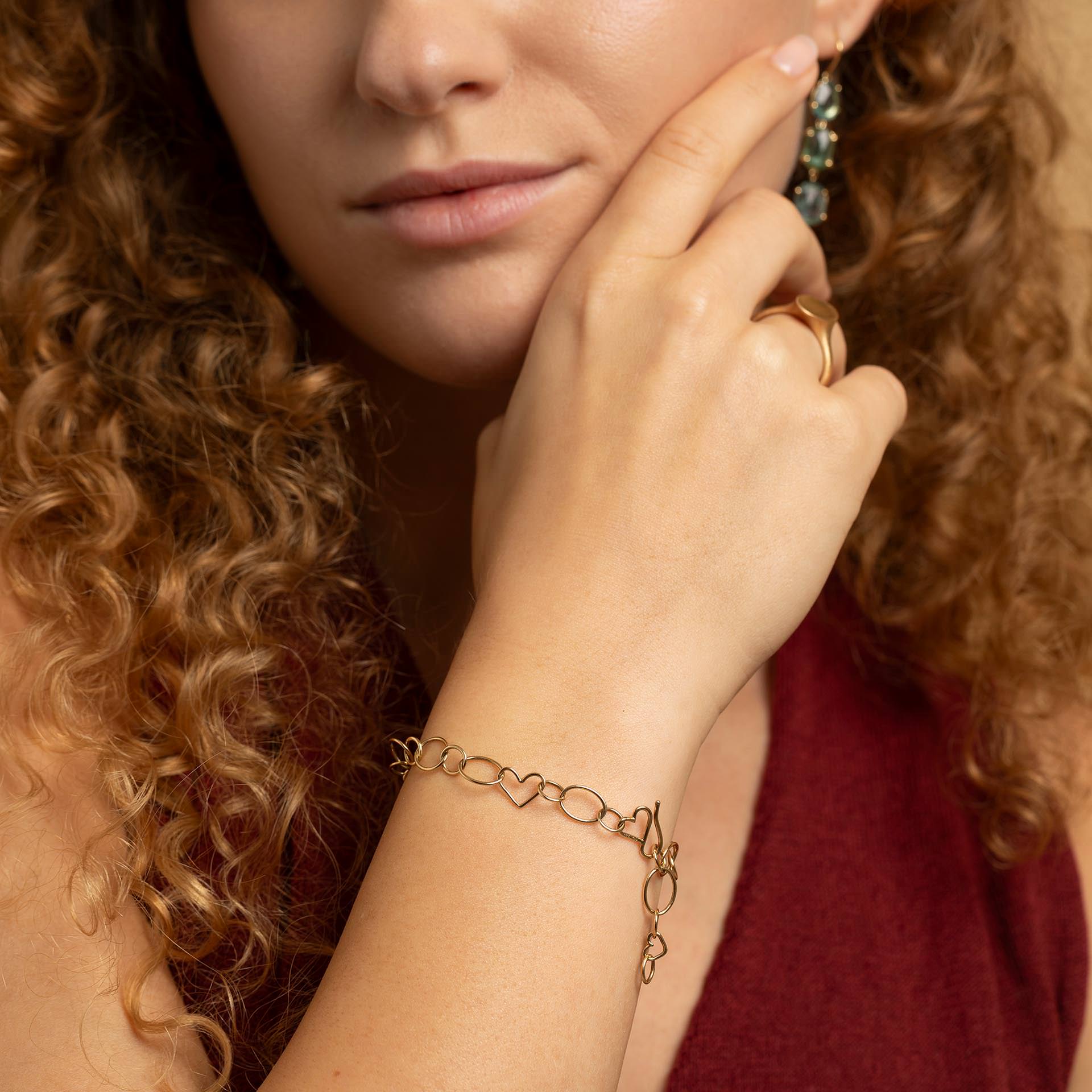 Ob Anhänger beim Bettelarmband mit Diamant, Turmalin oder Saphir – unsere Armbänder aus Gold werden auf Wunsch massgefertigt.