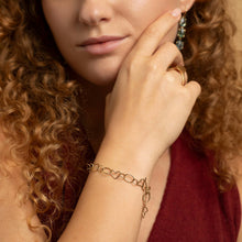 Ob Anhänger beim Bettelarmband mit Diamant, Turmalin oder Saphir – unsere Armbänder aus Gold werden auf Wunsch massgefertigt.