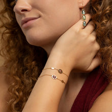 Kostbare Saphire treffen auf feinstes Gold – dein neues Lieblingsarmband aus Tiroler Handarbeit.