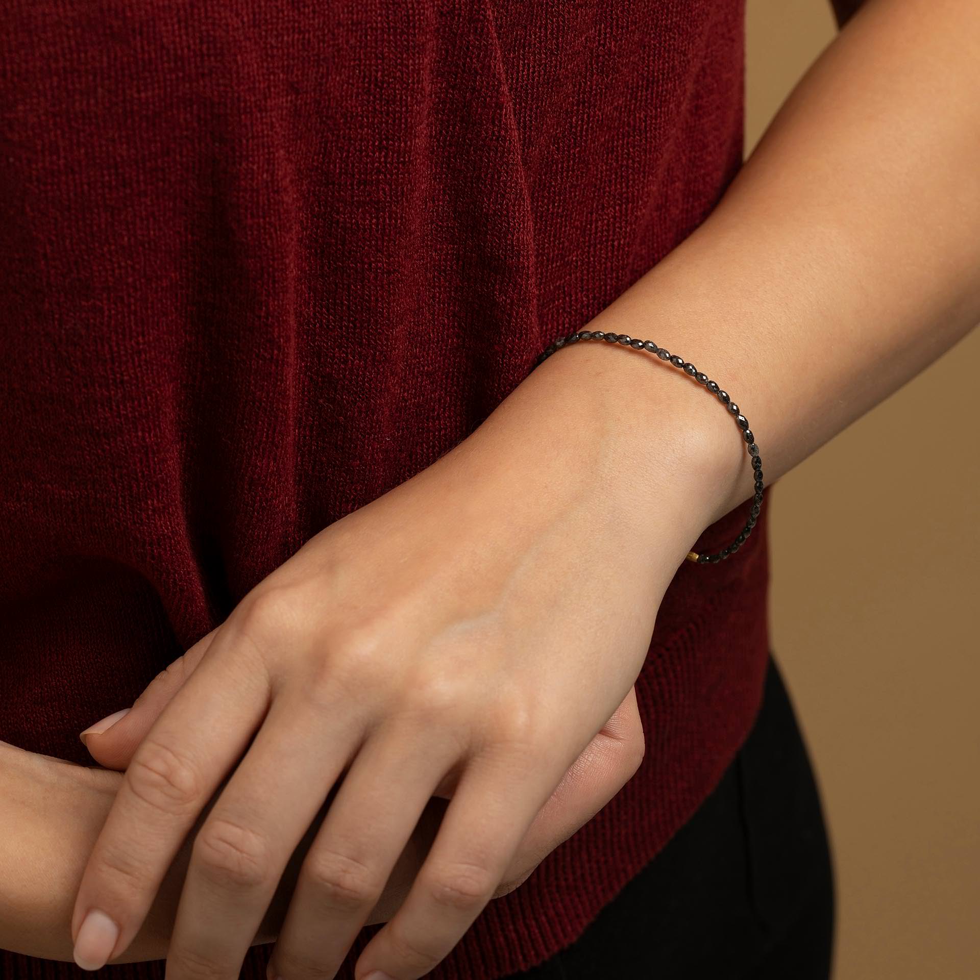 18kt Gold kombiniert mit Saphir, Diamant oder Smaragd – jedes Armband ein kleines Meisterwerk.