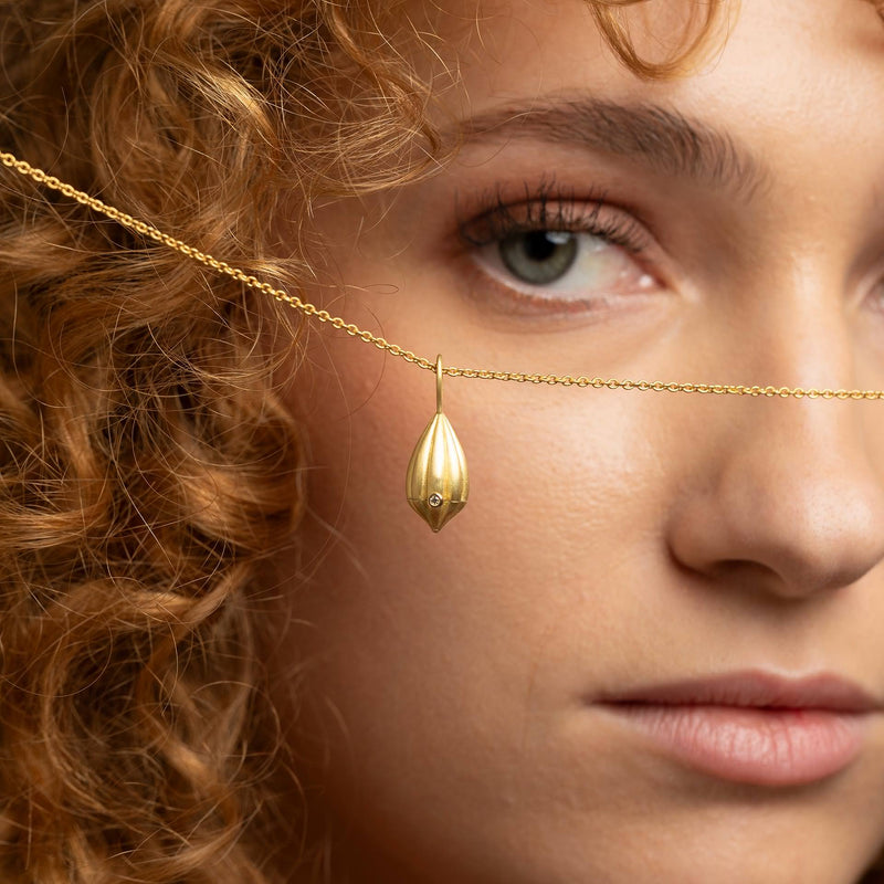 Goldkette mit funkelndem Edelsteinanhaenger. Jeder Stein ein Unikat – handgemacht mit Praezision und Liebe.