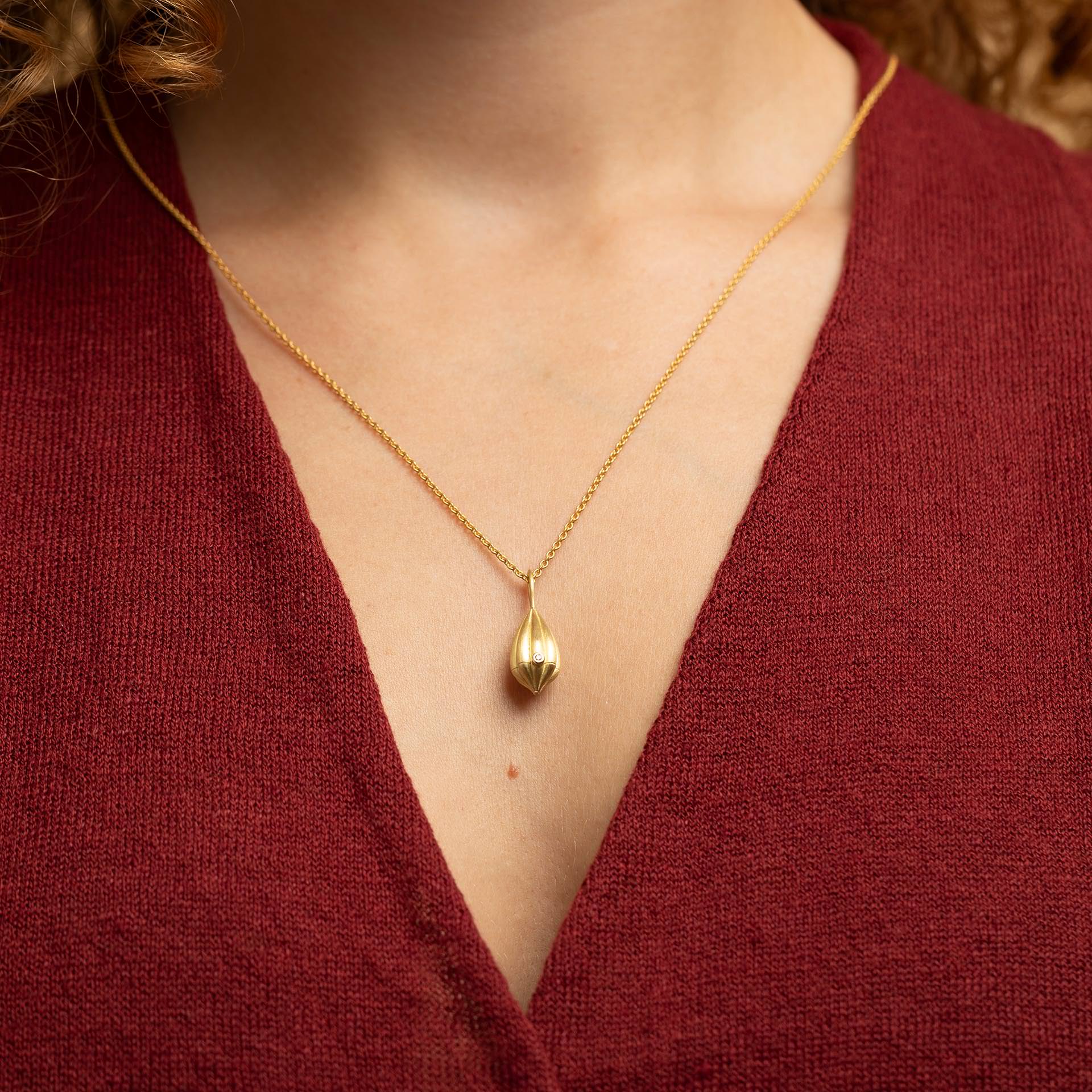 The "bud" as a pendant