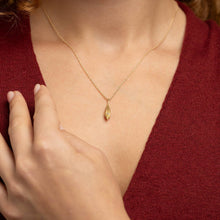 Persoenlich und bedeutungsvoll: 18kt Goldkette mit Anhaenger fuer individuelle Gravur – ein Geschenk mit Tiefe.