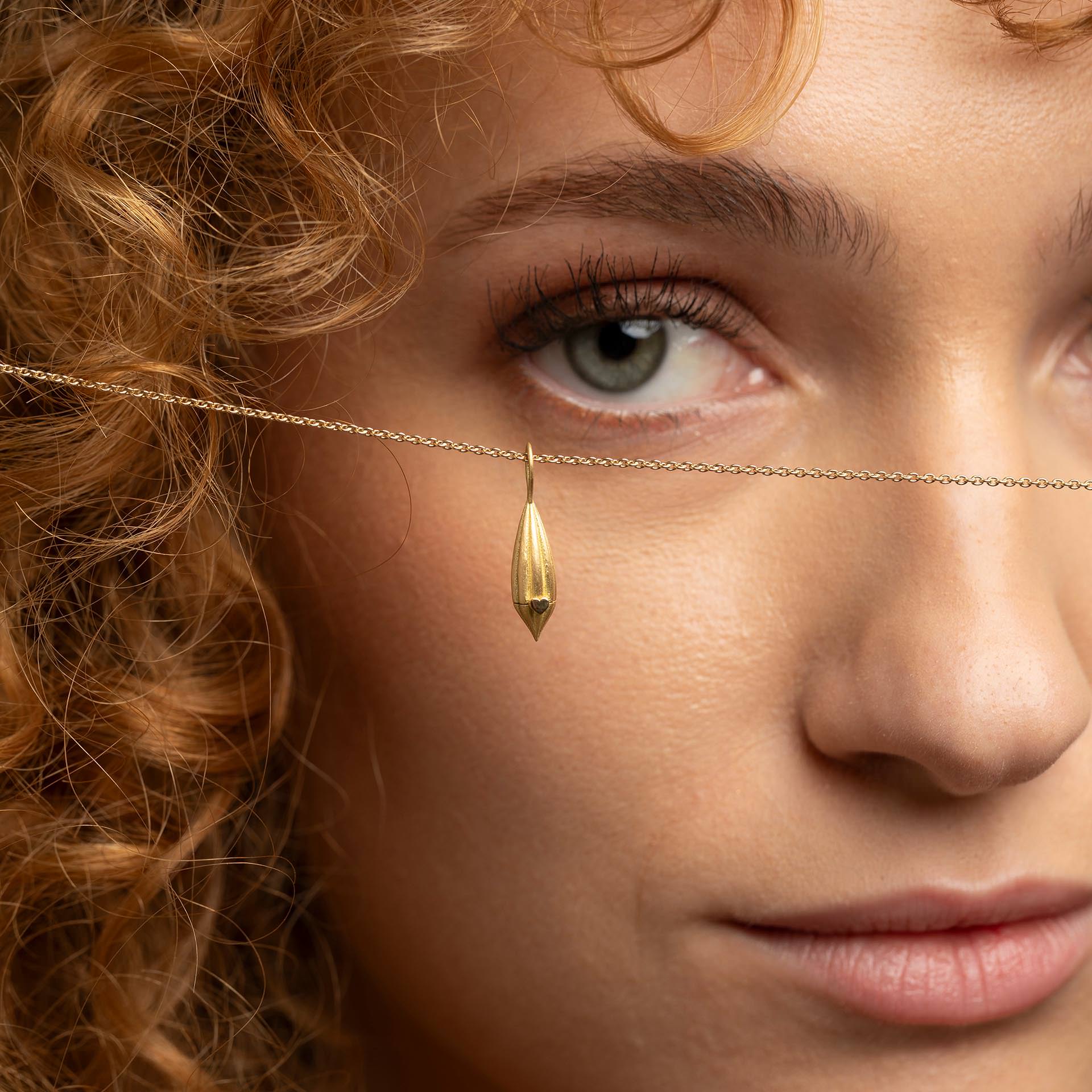 Die "Knospe" Mini-Medaillon aus 18kt Gold