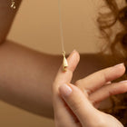 Ein Anhaenger mit Bedeutung – kombiniert mit einer feinen Goldkette. Hochwertig verarbeitet, nachhaltig produziert.