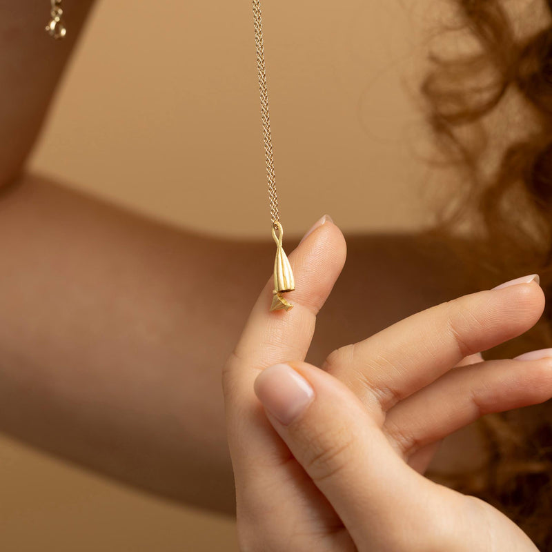 Ein Anhaenger mit Bedeutung – kombiniert mit einer feinen Goldkette. Hochwertig verarbeitet, nachhaltig produziert.