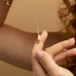 Die "Knospe" Mini-Medaillon aus 18kt Gold