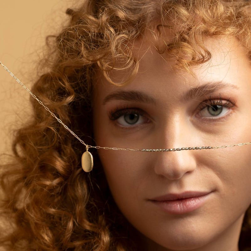 Persoenlich und bedeutungsvoll: 18kt Goldkette mit Medaillon Anhaenger fuer individuelle Gravur – ein Geschenk mit Tiefe.