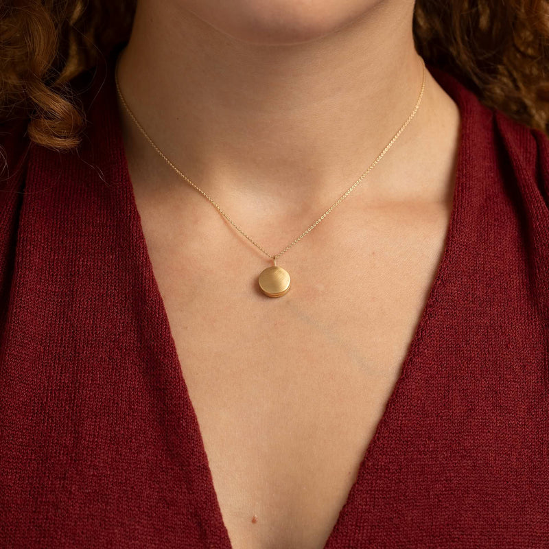 Tradition trifft Design: Emaille in leuchtenden Farben trifft auf zarte Goldketten – handgefertigt in Tirol.