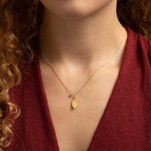 Handgefertigter Olivenblatt Anhaenger aus Gold als Symbol fuer Frieden und Verbundenheit. Ein eleganter Anhaenger fuer deine Goldkette, gefertigt in der Goldschmiede Moelk in Innsbruck.