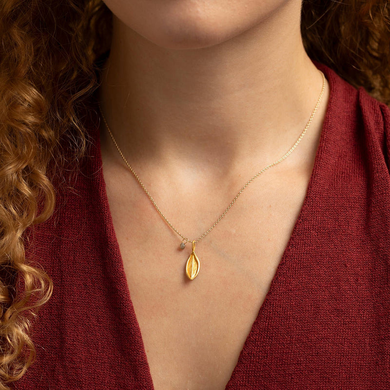 Handgefertigter Olivenblatt Anhaenger aus Gold als Symbol fuer Frieden und Verbundenheit. Ein eleganter Anhaenger fuer deine Goldkette, gefertigt in der Goldschmiede Moelk in Innsbruck.