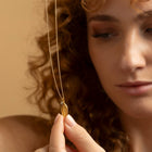 Zarter Olivenblatt Anhaenger aus 18kt Gold fuer deine Goldkette. Handgemachter Schmuck aus Tirol vereint Design, Handwerk und zeitlose Symbolik.