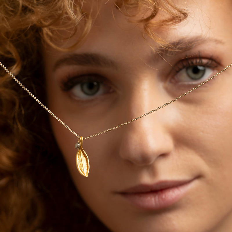 Ein Schmuckstueck mit Bedeutung: Goldkette mit Symbolanhaenger als persoenliches Geschenk fuer Herzensmenschen.
