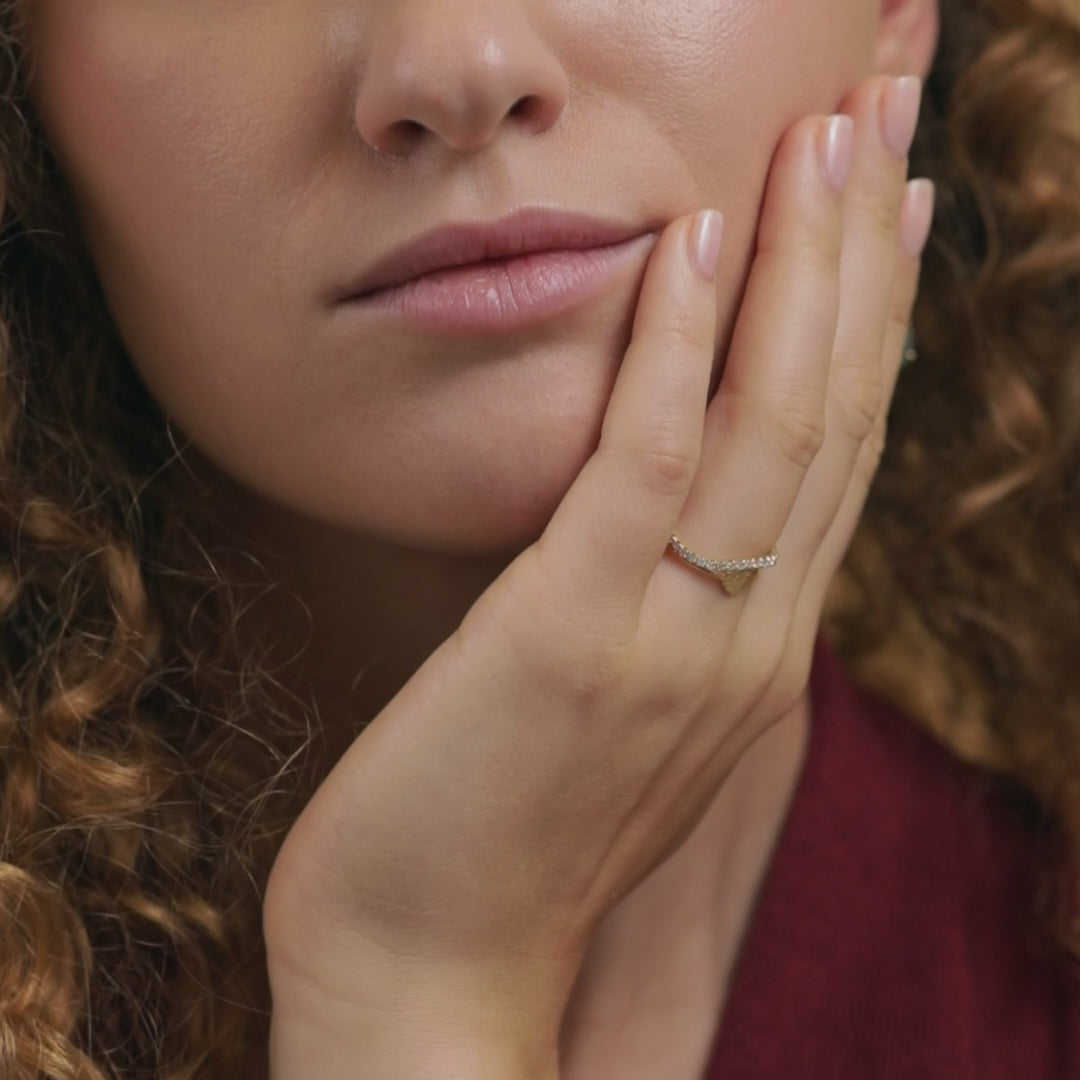 Unikate mit Bedeutung.
Du suchst besonderen Schmuck mit Geschichte? In unserem Atelier in Tirol entstehen handgefertigte Ringe, Anhänger, Ketten und Armbänder – aus nachhaltigen Materialien und mit Liebe zum Detail.