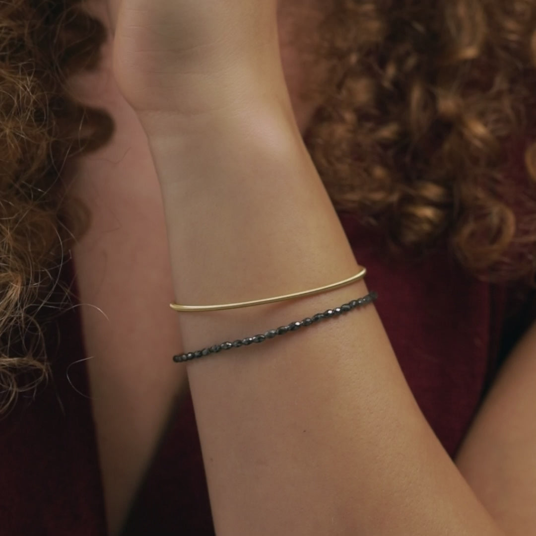 Exklusive Schmuckstücke aus Tirol – jedes Detail erzählt eine Geschichte. Unsere handgefertigten Ketten, Ohrringe und Armbänder werden mit Edelsteinen wie Saphir, Smaragd und Diamant veredelt – stilvoll, langlebig, einzigartig.