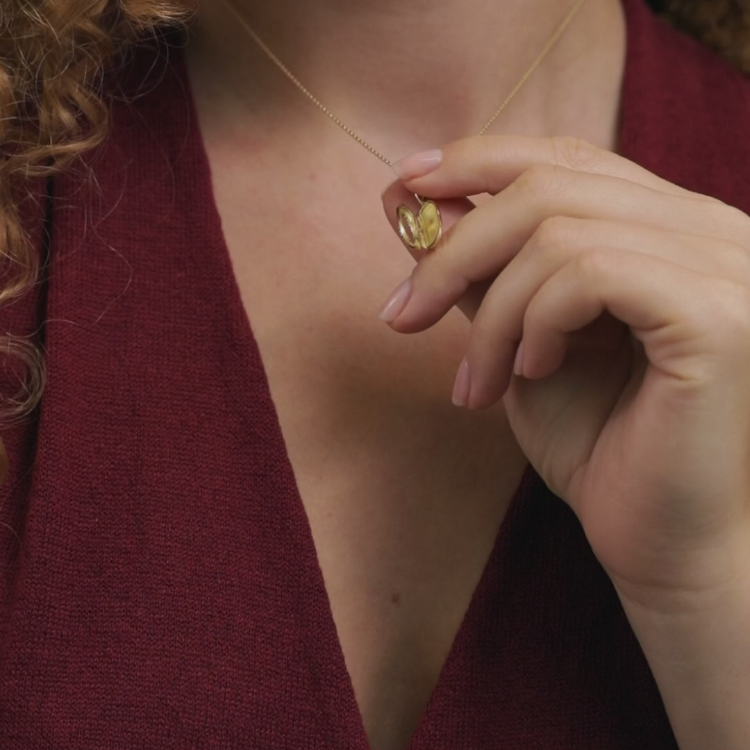 Innsbrucks Goldschmiede Mölk vereint traditionelles Handwerk mit zeitgemäßem Design. Wir fertigen individuelle Schmuckunikate – von handgefertigten Eheringen über edle Ohrringe bis hin zu filigranen Goldketten.