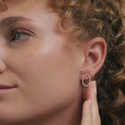 Dein neues Lieblingsstück – aus Tirol.
Entdecke feinen Schmuck aus Österreich: handgefertigte Goldringe, Edelstein-Anhänger, Schutzengel und Ohrringe – jedes Stück ein Ausdruck deiner Persönlichkeit.