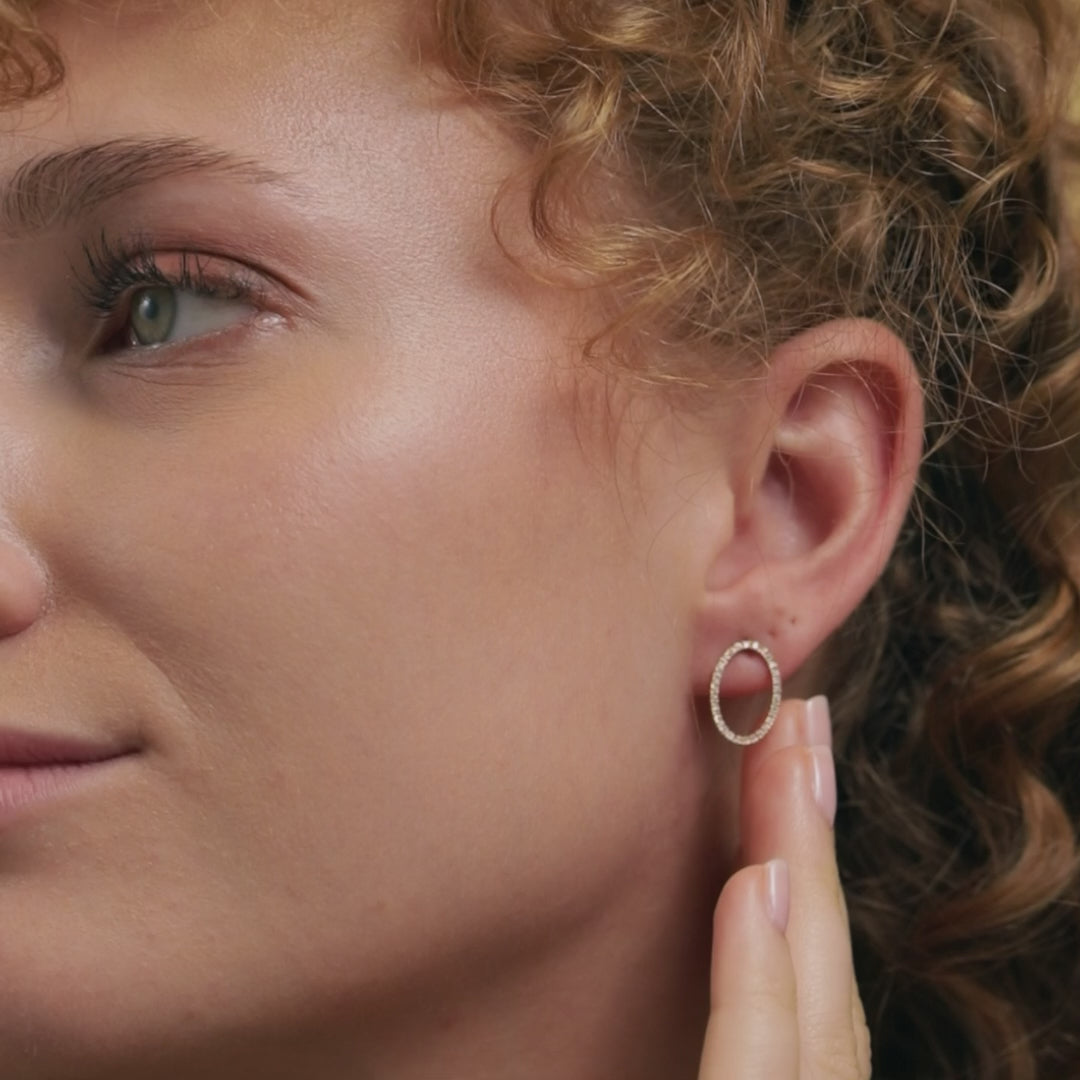 Dein neues Lieblingsstück – aus Tirol.
Entdecke feinen Schmuck aus Österreich: handgefertigte Goldringe, Edelstein-Anhänger, Schutzengel und Ohrringe – jedes Stück ein Ausdruck deiner Persönlichkeit.