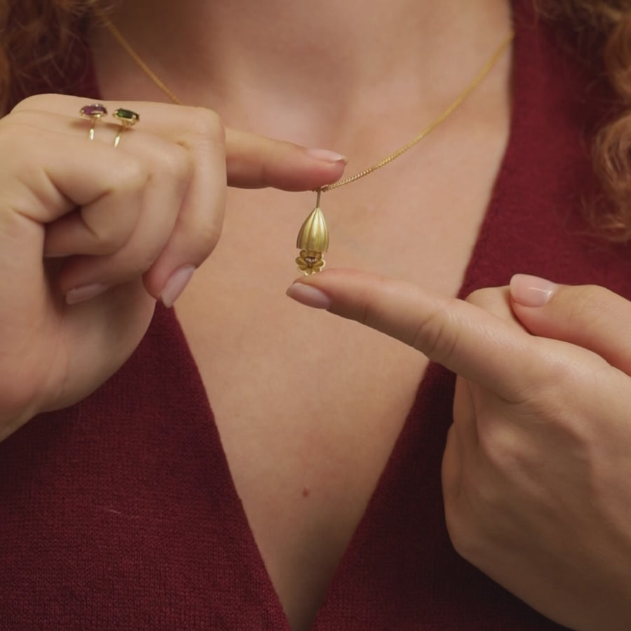 Unsere Schmuckstücke verbinden zeitlose Eleganz mit moderner Leichtigkeit. Ringe, Ketten, Armbänder und Ohrringe aus Innsbruck werden mit Sorgfalt gefertigt, veredelt mit Edelsteinen wie Smaragd, Turmalin und Brillant – jedes Stück ein Symbol echter Handwerkskunst.